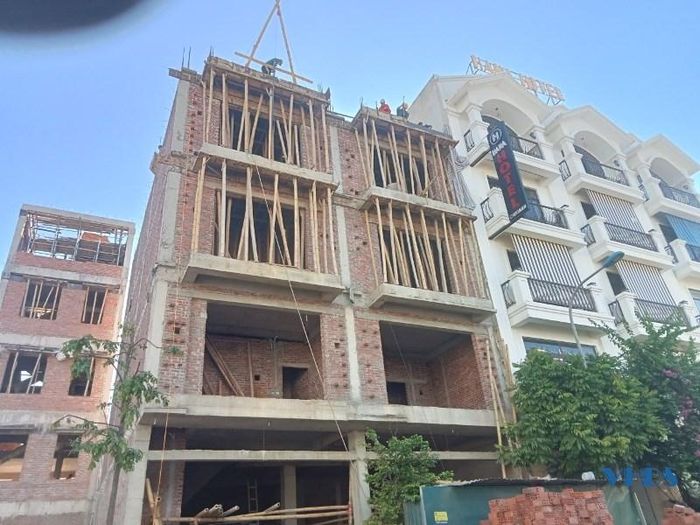 Thường xuyên phải làm việc trên cao nhưng đa số thợ sắt lại chưa được trang bị bảo hộ lao động, cũng không được chủ đóng bảo hiểm như những ngành nghề khác.