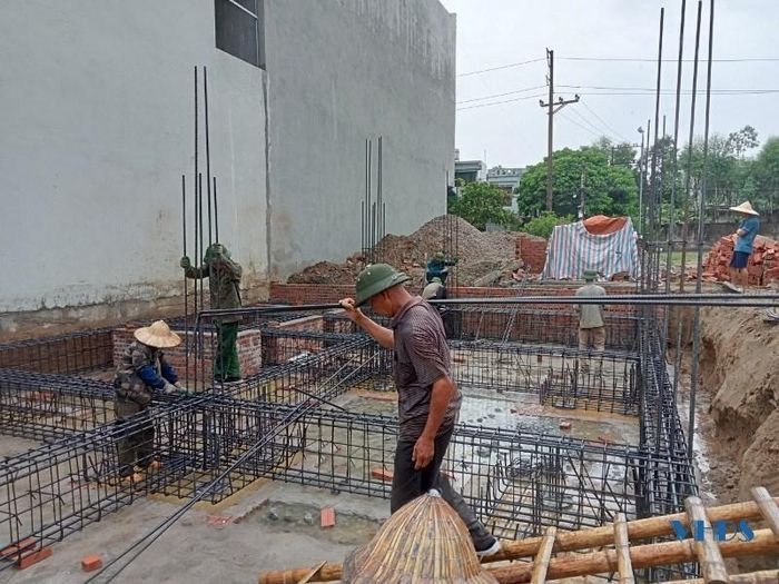 Vì đặc thù công việc nên những người thợ sắt thường xuyên phải khiêng vác, di chuyển sắt trên những đôi vai gầy gò.