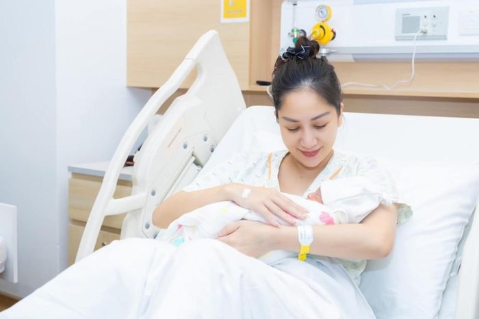 Khánh Thi sinh con thứ ba tại một bệnh viện quốc tế vào ngày 9/9.