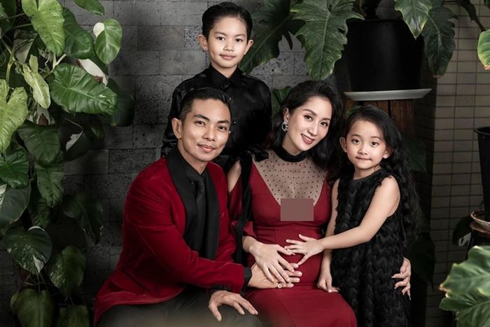 Khánh Thi thích bận rộn dù bầu bí. Cô lo nhiều việc từ đội tuyển, trung tâm, viện nghệ thuật, bán hàng online đến con cái.