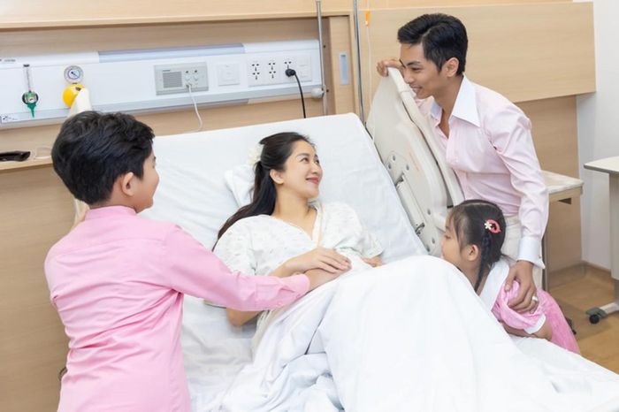 Vợ chồng Khánh Thi vẫn giấu giới tính nhóc tì mới sinh.