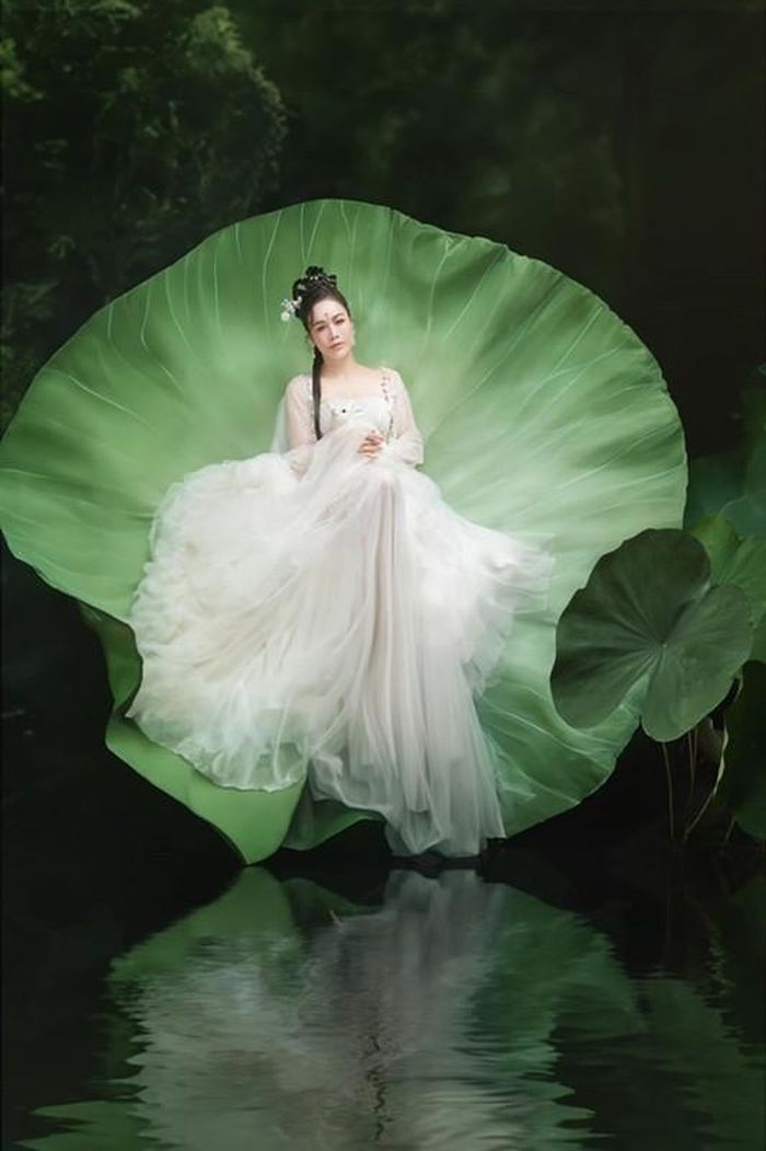 Nhật Kim Anh khoe nhan sắc xinh đẹp, cuốn hút bên thỏ trắng.