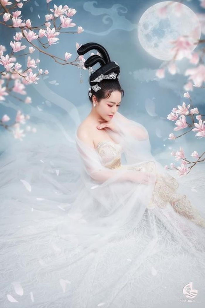 Bà mẹ một con được nhà thiết kế Lâm Lâm may riêng cho trang phục.