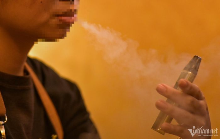 Một số người khởi phát con đường nghiện thuốc lá ngay từ lần hút đầu tiên. Ảnh: Thạch Thảo