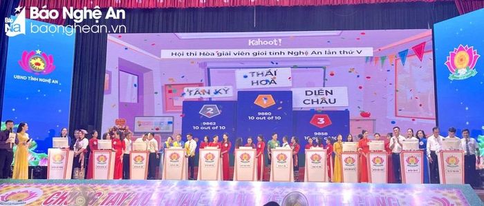  Phần thi kiến thức pháp luật được ứng dụng công nghệ thông tin, đảm bảo tính khách quan, công bằng cho các đội thi. Ảnh: An Quỳnh 
