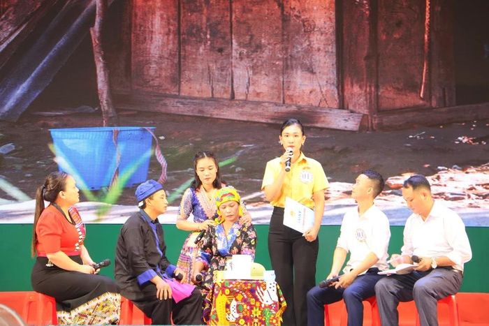  Phần thi tiểu phẩm của đội Kỳ Sơn dựa trên tình huống có thật từ cuộc sống của bà con vùng cao. Ảnh: An Quỳnh 