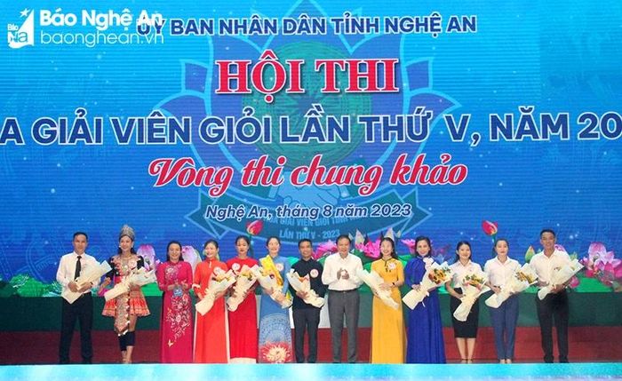  Đồng chí Lê Hồng Vinh - Ủy viên Ban Thường vụ Tỉnh ủy, Phó Chủ tịch Thường trực UBND tỉnh và đồng chí Hoàng Thị Thu Trang - Giám đốc Sở Tư pháp tặng hoa cho 12 đội thi tham gia Hội thi. Ảnh: An Quỳnh 