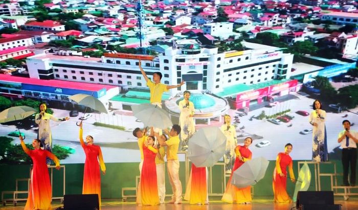  Phần giới thiệu của đội thi TP. Vinh. Ảnh: An Quỳnh 