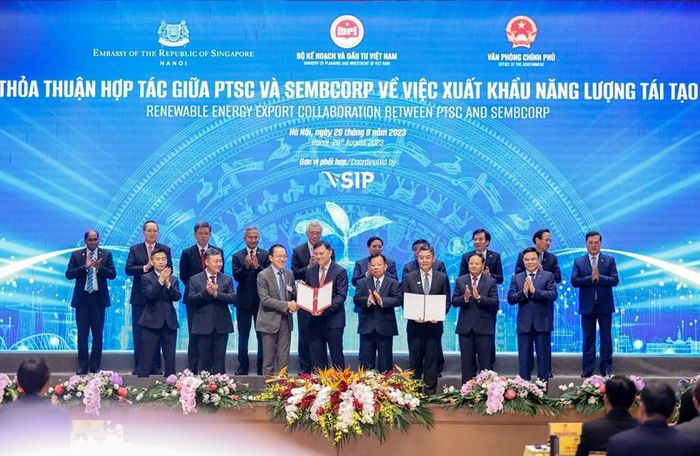 Trước sự chứng kiến của Thủ tướng Chính phủ Việt Nam và Thủ tướng Singapore, Liên danh PTSC – Sembcorp được trao giấy phép khảo sát các dự án năng lượng tái tạo ngoài khơi. Ảnh: TTXVN