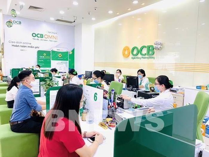 Khách hàng giao dịch tại OCB. Ảnh: BNEWS phát