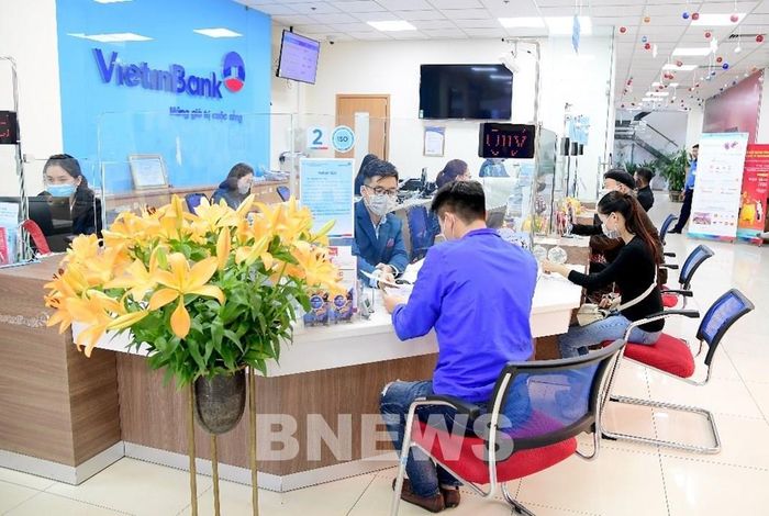 Khách hàng giao dịch tại VietinBank. Ảnh: BNEWS phát