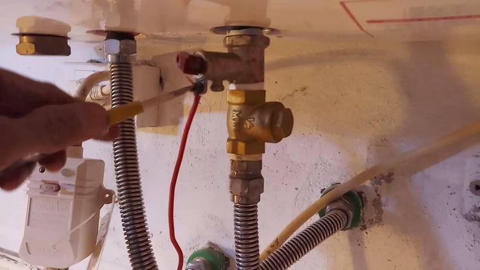 Sử dụng dây tiếp đất để tránh bị rò rỉ điện và giảm nguy cơ bị điện giật