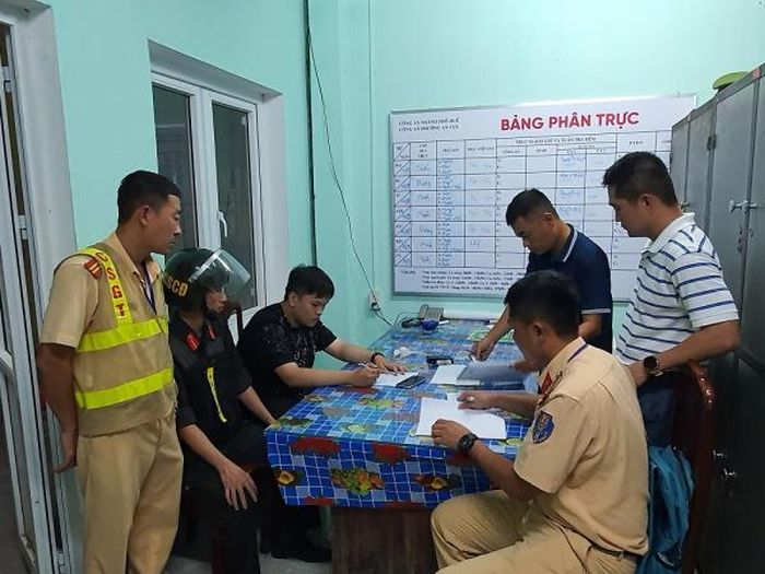 Lực lượng Công an đang lấy lời khai đối tượng (trái, thứ 3 từ ngoài vào).