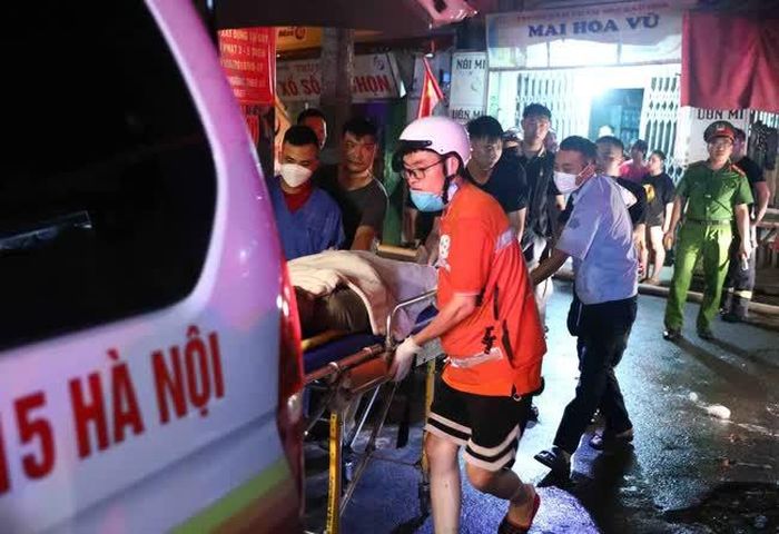 Lực lượng chức năng đưa các nạn nhân ra bên ngoài lúc 2h sáng