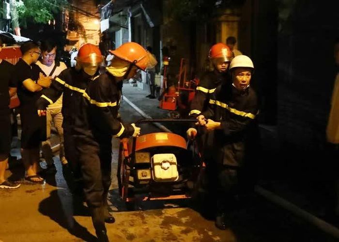 Lực lượng phòng cháy chữa cháy và cứu nạn cứu hộ đưa thiết bị chuyên dụng tiếp cận đám cháy