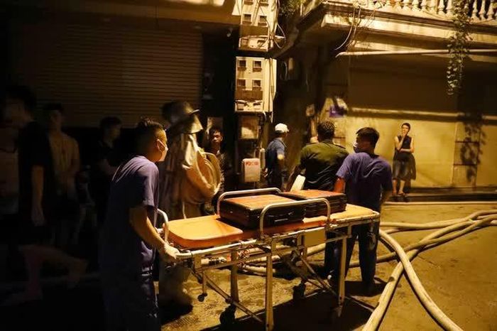 Lực lượng y tế có mặt tại hiện trường sẵn sàng cấp cứu người bị nạn