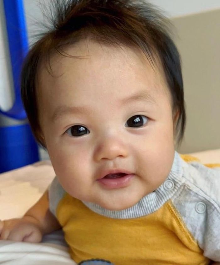 Bà xã Cường Đô La - Đàm Thu Trang đăng ảnh con gái út kèm dòng chú thích: "Mẹ ngắm em Sutin mà cứ ngỡ đang ngắm chị Suchin ngày bé".