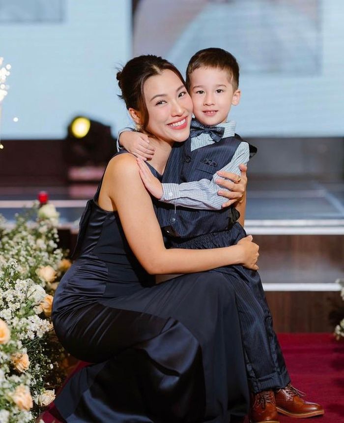 MC Hoàng Oanh hạnh phúc bên con trai. Cô chia sẻ: "Món quà lớn nhất của mẹ là con".