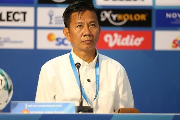 HLV Hoàng Anh Tuấn chia buồn với các cầu thủ không được lựa chọn tham dự ASIAD 19 (Ảnh: Song Ngọc)