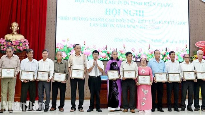 Đại diện Hội Người cao tuổi tỉnh Kiên Giang trao giấy chứng nhận cho người cao tuổi đạt danh hiệu người cao tuổi làm kinh tế giỏi cấp tỉnh, giai đoạn 2018-2023.