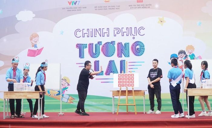 Học sinh các đội thi tham gia trò chơi trí tuệ tại chương trình. Ảnh: Hồ Lài.