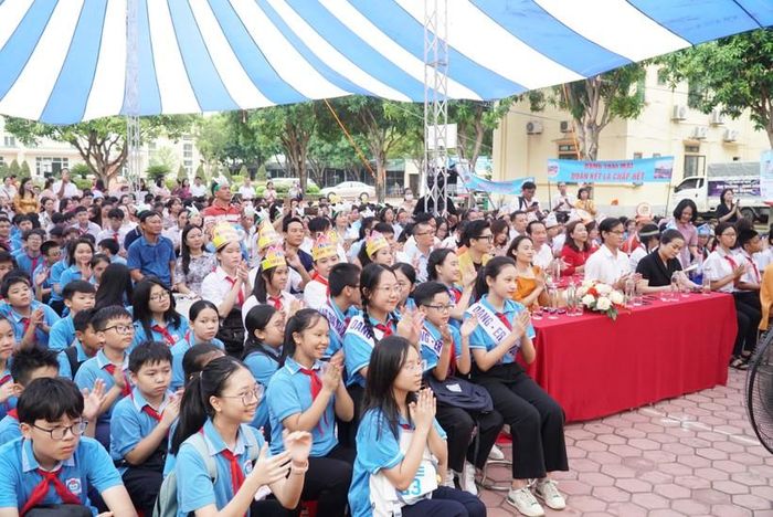Chương trình thu hút học sinh tham gia và cổ vũ nhiệt tình. Ảnh: Hồ Lài.