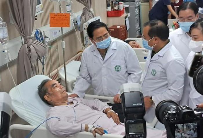 Thủ tướng mong các y bác sĩ làm hết sức mình để cứu chữa các nạn nhân, quan tâm động viên tinh thần nạn nhân và người nhà. (Ảnh: VGP)