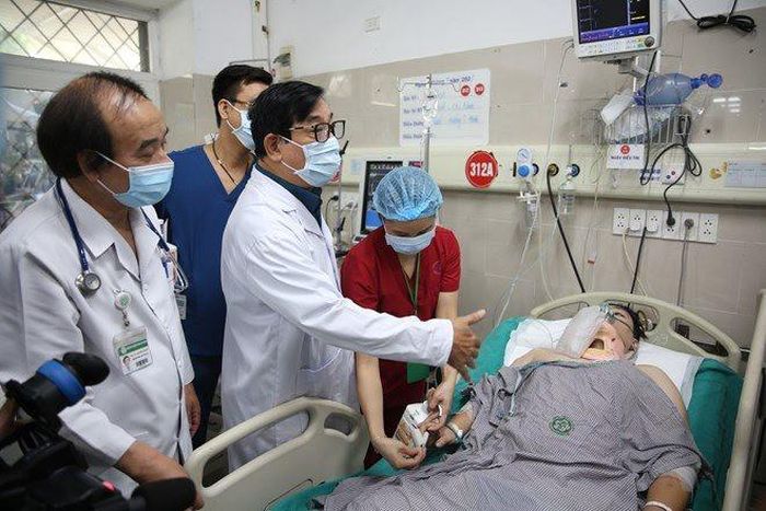Các bác sĩ Bệnh viện Bạch Mai đang tích cực cứu chữa, điều trị cho các bệnh nhân