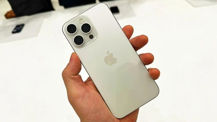 iPhone 15 Pro có trọng lượng nhẹ hơn đáng kể do sử dụng vật liệu titanium