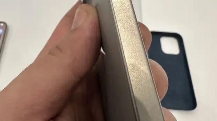 Tuy nhiên bản 15 Pro cũng dễ bám vân tay hơn