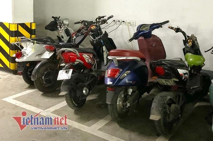 Nhiều xe cùng cắm sạc vào một thời điểm sẽ có nguy cơ quá tải, gây chập cháy. (Ảnh: Hoàng Hiệp)