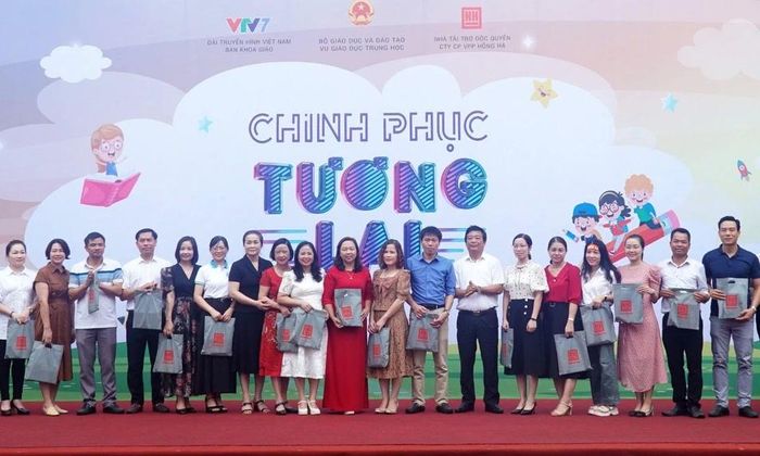  Phó Giám đốc Sở Giáo dục và Đào tạo Võ Văn Mai trao quà lưu niệm cho các đội chơi. Ảnh: Mỹ Hà 