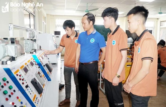 Giờ học của các tân sinh viên khoa Điện - Trường Cao đẳng Kỹ thuật công nghiệp Việt Nam - Hàn Quốc. Ảnh: Mỹ Hà