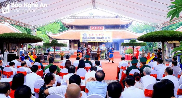 Toàn cảnh Lễ dâng hoa, dâng hương tưởng niệm nhân Lễ giỗ Hoàng đế Quang Trung lần thứ 231. Ảnh: Thành Duy