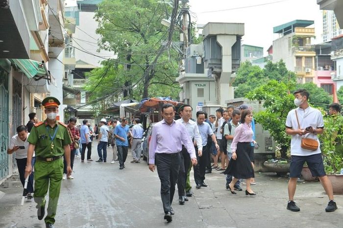 Phó Thủ tướng Chính phủ Trần Lưu Quang chỉ đạo khắc phục hậu quả vụ hỏa hoạn. (Ảnh: TTXVN phát)