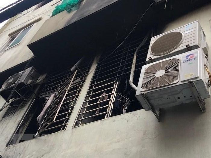 Khói ám đen căn hộ tầng 2 tòa chung cư mini bị cháy. (Ảnh: TTXVN phát)