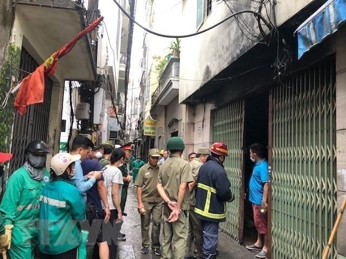 Cánh cửa tầng 1, nơi để xe của các hộ dân, là điểm phát cháy khu chung cư mini tại phố Khương Hạ, quận Thanh Xuân. (Ảnh: TTXVN phát)