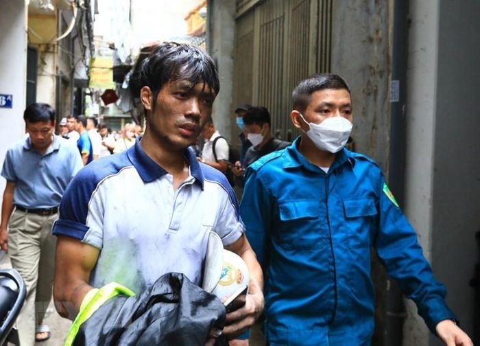 Nhiều chiến sỹ Phòng cháy chữa cháy đã kiệt sức khi tham gia chữa cháy. (Ảnh: Hoàng Hiếu/TTXVN)