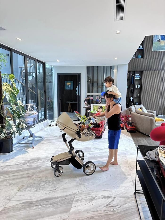 Cường Đô La thường xuyên chia sẻ hình ảnh là "bố bỉm đa zi năng" khi phụ vợ chăm sóc các con. 