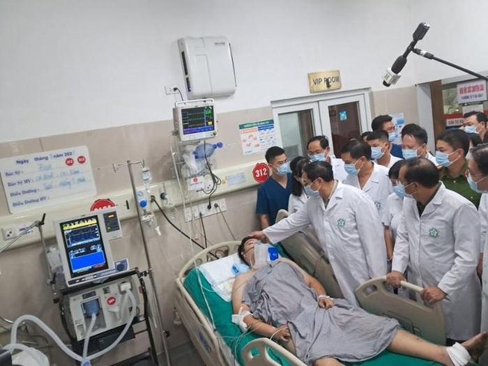 Thủ tướng thăm hỏi nạn nhân, kiểm tra công tác cứu chữa tại Bệnh viện Bạch Mai. Ảnh: VGP