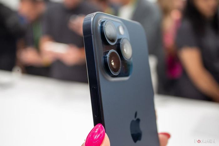 Cận cảnh cụm camera chính và camera góc siêu rộng trên iPhone 15 Pro Max. Trong đó, cảm biến chính 48 megapixel, f/1.8, tiêu cự 24 mm, kích cỡ điểm ảnh 1,22 micromet, lấy nét PDAF.