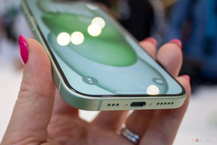 Máy cũng thay đổi cổng Lightning sau nhiều năm thành cổng USB-C. Tuy nhiên, Apple không nhắc đến chuẩn tốc độ của trang bị này trên hai bản thường.