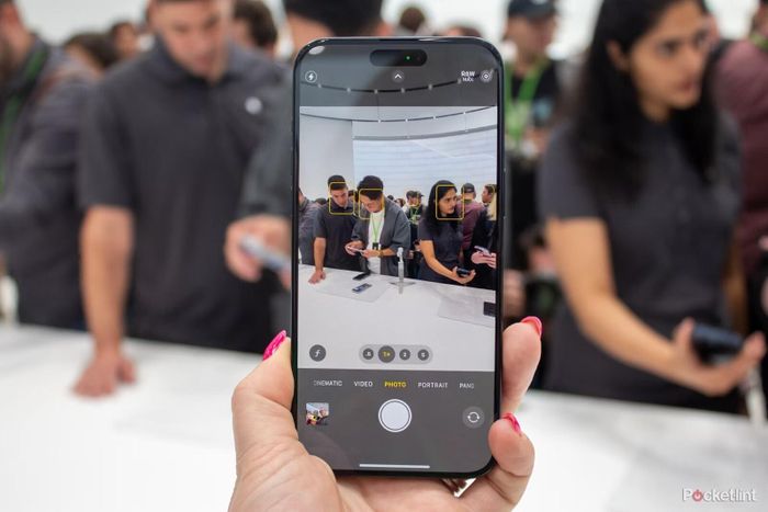 Năm nay có sự khác biệt trên bản Pro và Pro Max khi chỉ 15 Pro Max mới có camera zoom quang 5x, trong khi bản 15 Pro vẫn là zoom quang 3x như cũ. Camera mới có tiêu cự 120 mm, độ phân giải 12 megapixel, f/2.8 cũng hỗ trợ chống rung cảm biến OIS.