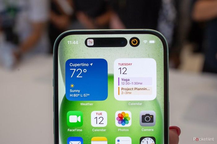 Kính cường lực phía trước Ceramic Shield nhưng Apple vẫn không trang bị tính năng màn hình luôn bật Always-on Display cho hai model bản thường. 