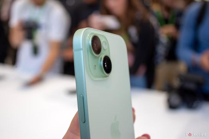 Apple cũng đã cập nhật hệ thống camera trên bộ đôi iPhone 15 tiêu chuẩn. Hệ thống camera sau của mẫu iPhone 15 và 15 Plus bao gồm cảm biến chính 48 megapixel, giống như dòng iPhone 14 Pro năm ngoái.