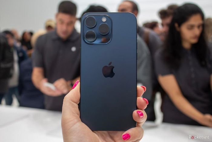 Trọng lượng của iPhone 15 Pro Max và iPhone 15 Pro với lớp vỏ titanium lần lượt là 221 và 187 gram. Trong ảnh là phiên bản iPhone 15 Pro Max màu titan xanh.