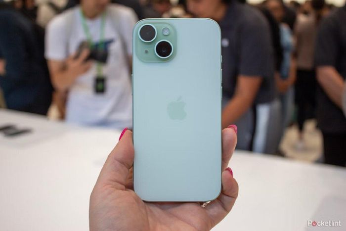 Còn ở hai phiên bản iPhone 15 và 15 Plus cũng có nhiều thay đổi so với hai model tiền nhiệm, từ lựa chọn màu sắc, màn hình đến cổng kết nối. Không như hai bản Pro, bộ đôi iPhone 15 và 15 Plus vẫn giữ nguyên cấu hình và camera.