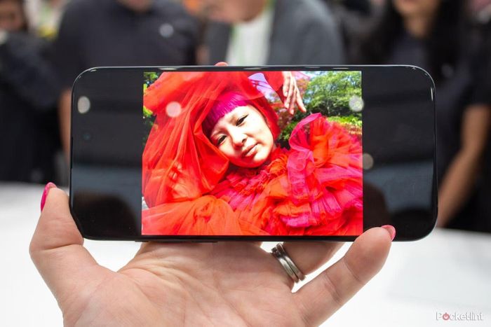 Các thông số khác gần như không thay so với iPhone 14 Pro Max như độ sáng tối đa 2.000 nit, tấm nền LTPO Super Retina XDR OLED tần số quét 120 Hz, Dynamic Island và tính năng màn hình luôn bật.