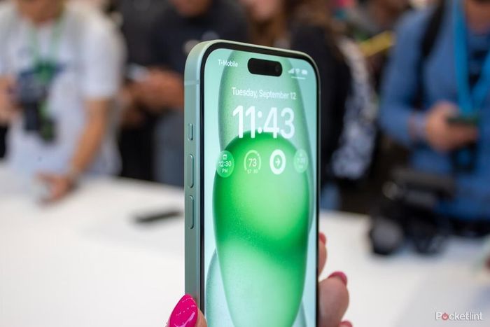 iPhone 15 vẫn sử dụng tấm nền Super Retina XDR OLED nhưng độ sáng tăng từ 800 lên 1.000 nit (độ sáng điểm từ 1.200 lên 2.000 nit), mật độ điểm ảnh nâng nhẹ từ 460 lên 461 ppi tương tự iPhone 14 Pro.