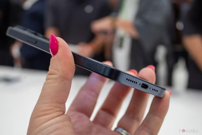 Tất cả dòng iPhone 15 đều có cổng USB-C mới nhưng tốc độ hỗ trợ khác nhau. Trên hai phiên bản Pro, người dùng có USB 3.0 với tốc độ nhanh hơn iPhone 15. Apple cho biết có thể kết nối ổ cứng ngoài để ghi trực tiếp qua cổng USB-C khi quay chuẩn video 4K.